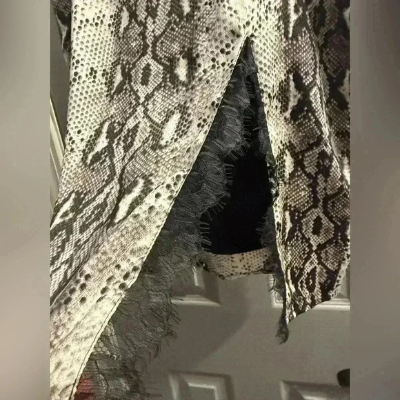 Sen reptile snakeskin print knee length skirt with lace split in front. Small - Picture 8 of 10